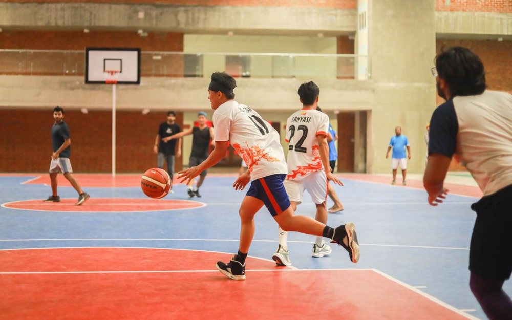 A basketball match with a LIVE badge and a score bar added to the photo, as an example of how your stream can look.
