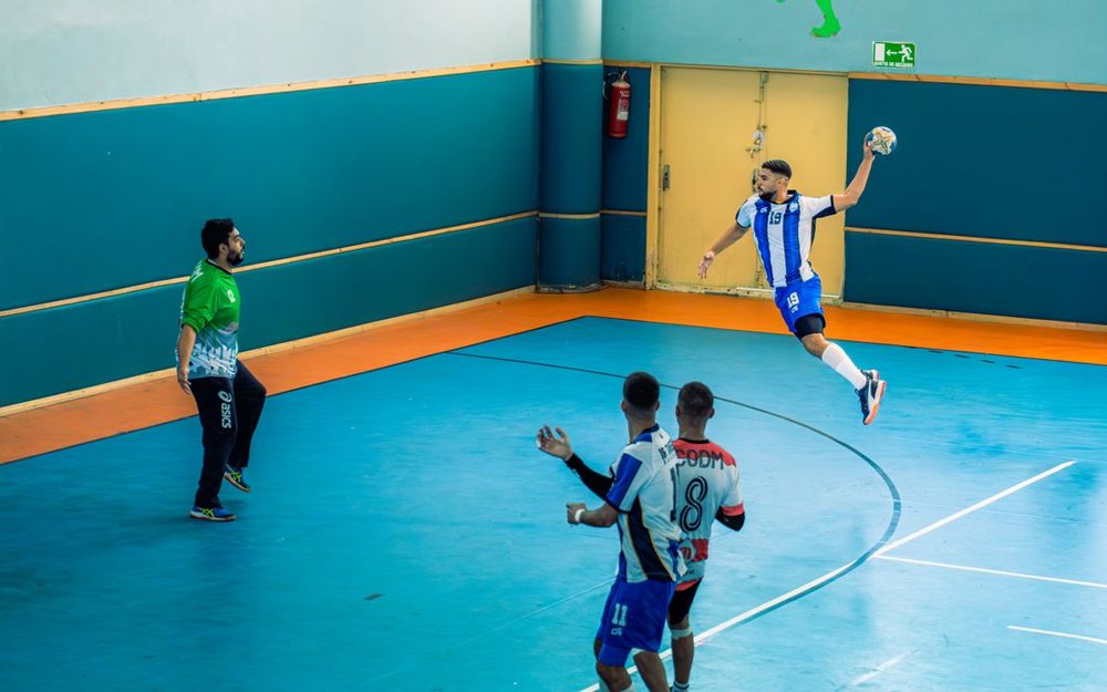 A handball match with a LIVE badge and a score bar added to the photo, as an example of how your stream can look.